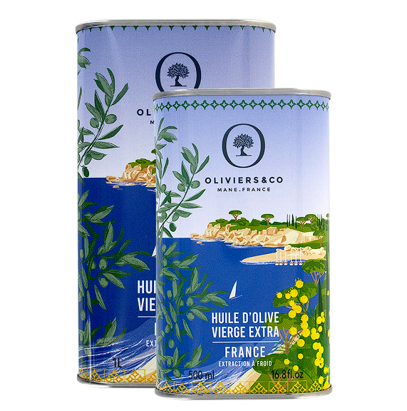 2 láhve extra panenského olivového oleje francouzského původu v balení 750 ml a 1 l na bílém pozadí
