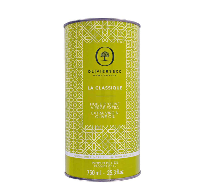 750ml láhev extra panenského olivového oleje La Classique Oliviers & Co, španělský, na bílém pozadí