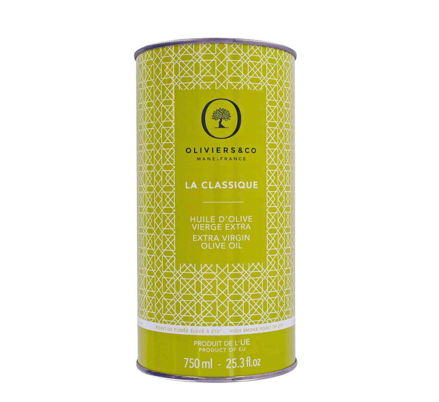750ml láhev extra panenského olivového oleje La Classique Oliviers & Co, španělský, na bílém pozadí