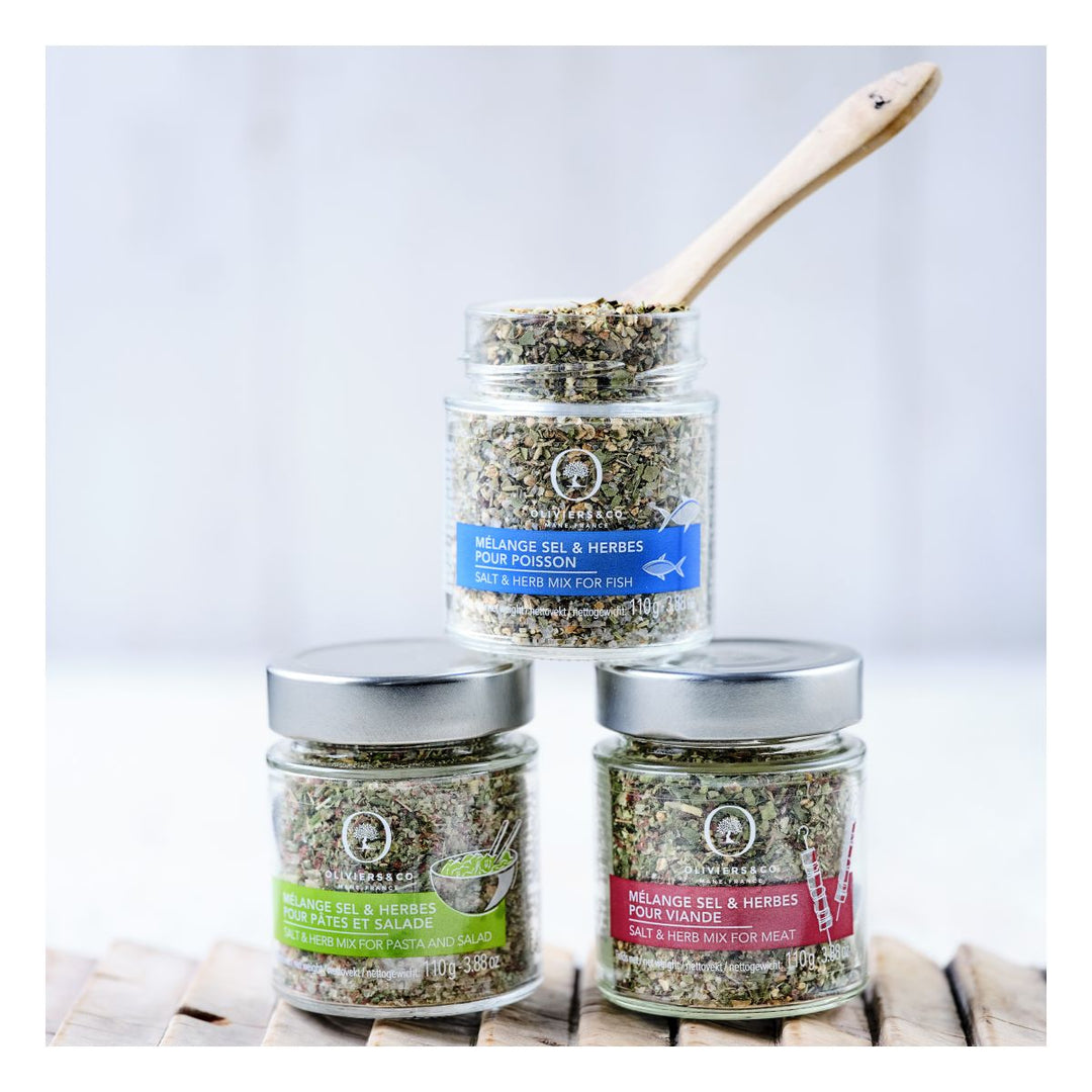 a mixture of salt and herbs for meat