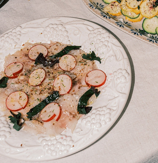 Carpaccio z bílého ryby, čerstvé a chutné