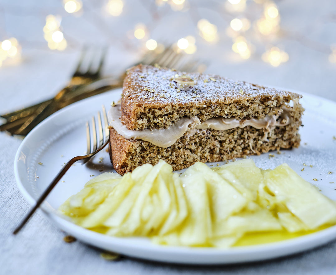 recept : Lískooříškový dort s ořechovým krémem a ananasovým carpacciem