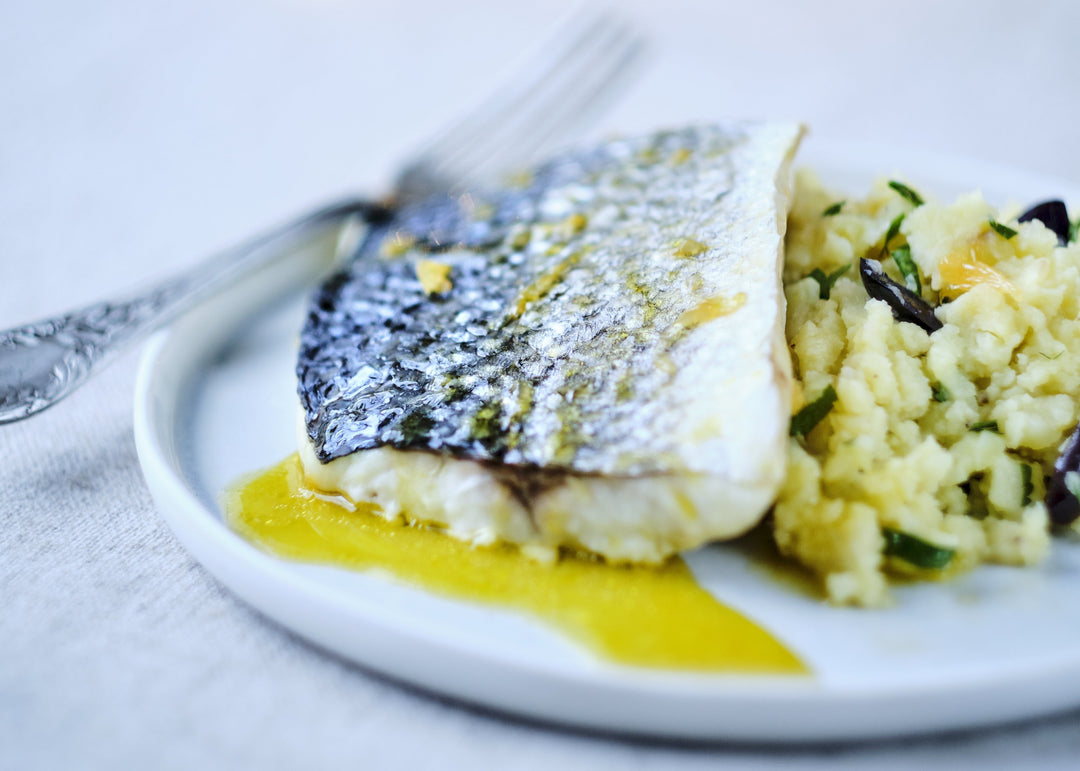 Bar s mandarinkovou omáčkou a bramborovým pyré s olivami Tanche