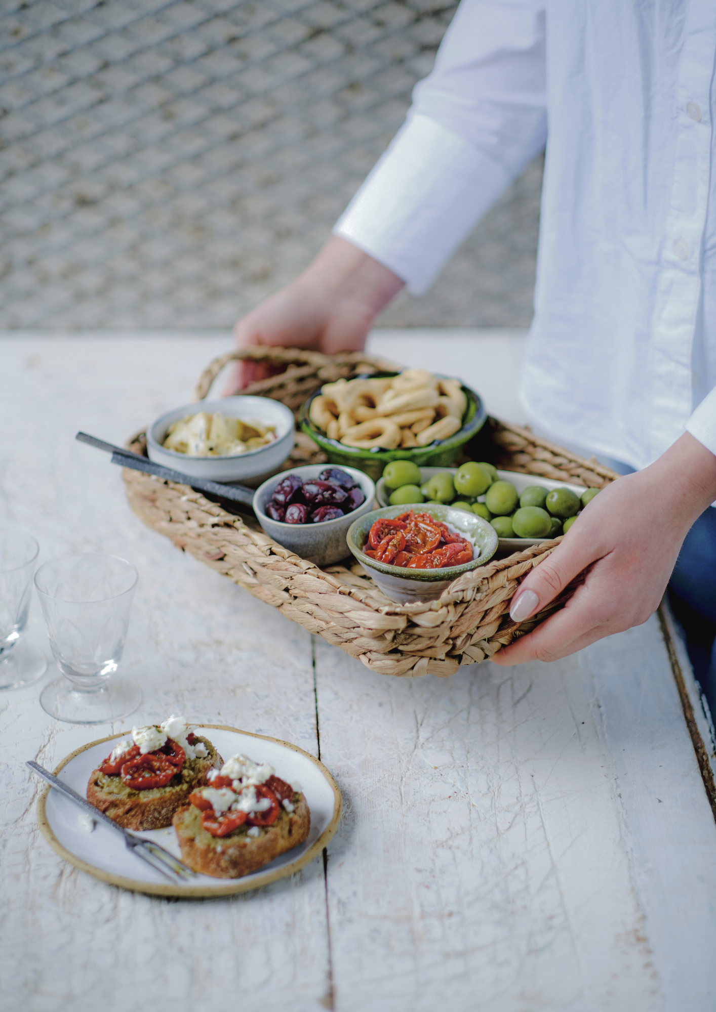 Sortiment aperitivů Oliviers & Co prezentovaný společně a připravený k vychutnání.