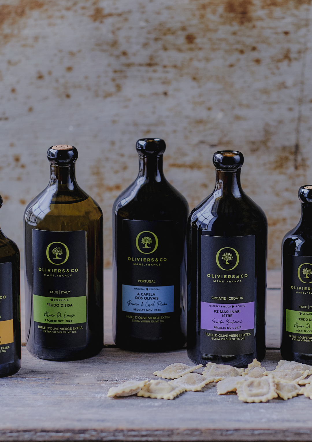 Ensemble de bouteilles d’huile d’olive extra vierge Grand Cru de la marque Oliviers & Co, présentées côte à côte.