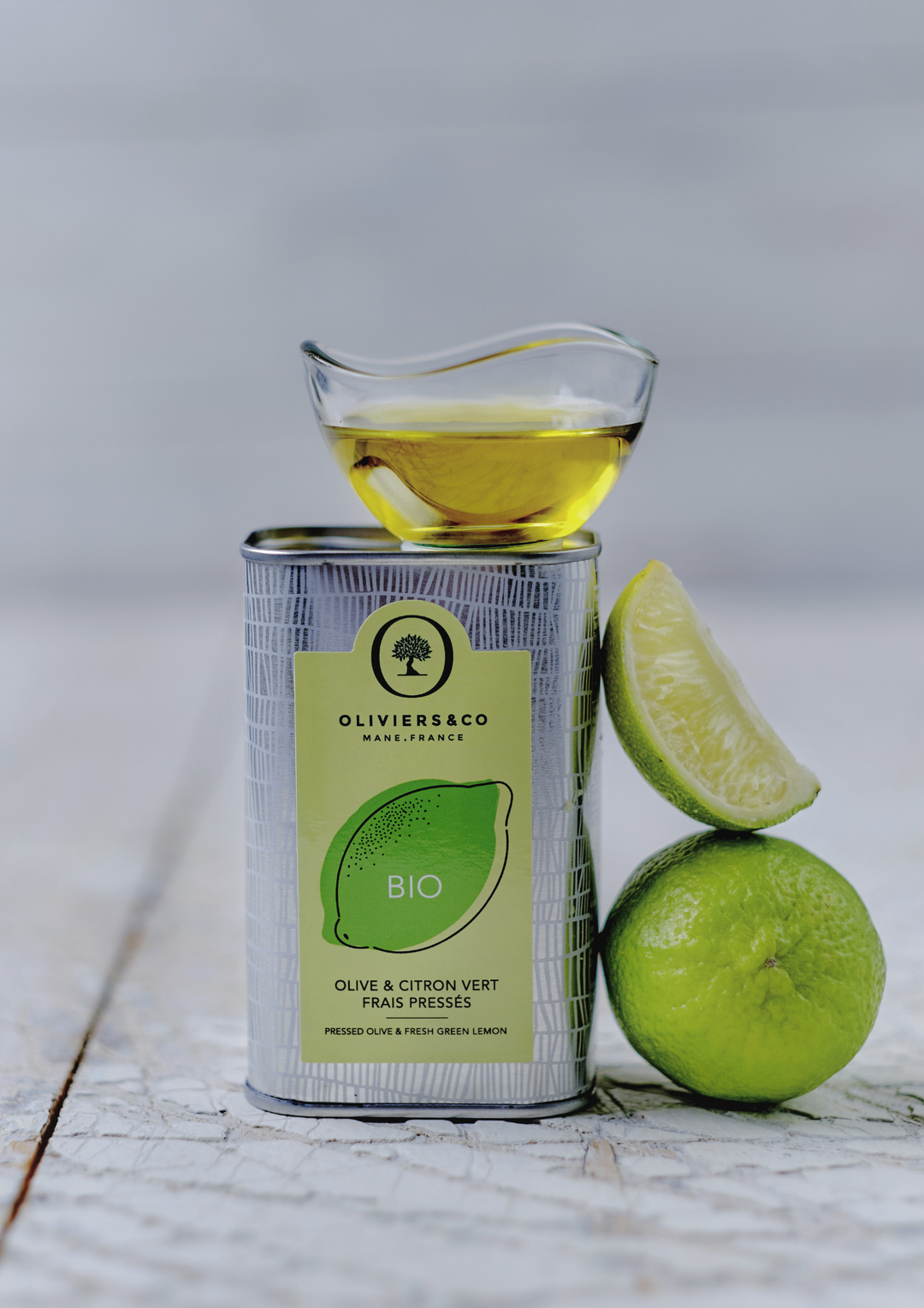 Bouteille d’huile d’olive extra vierge Oliviers & Co aromatisée au citron vert bio, de la gamme Limon & Oil.