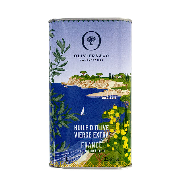 Plechovka 1l extra panenského olivového oleje značky Olivers&Co. Původem z Francie, na bílém pozadí.