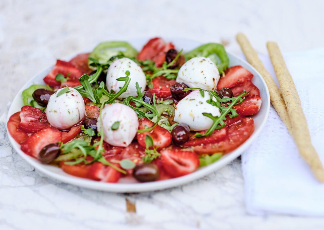 recept | Carpaccio z rajčat a jahod s ibiškem | oliviers&co  