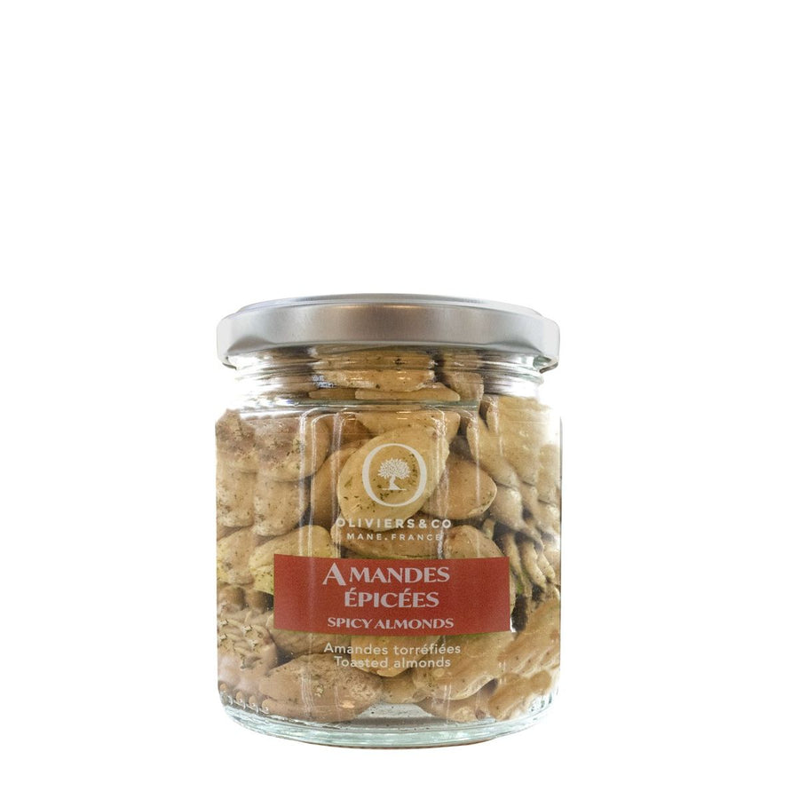 sklenice 125 g kořeněných mandlí dOliviers & Co, Portugalsko, na bílém pozadí