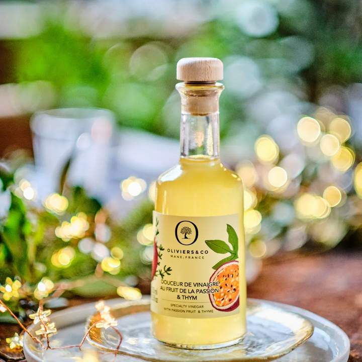 Gurmánský ocet z maracuji infuzovaný tymiánem, elegantně zabalený, ideální pro dochucování salátů a marinád | Oliviersandco