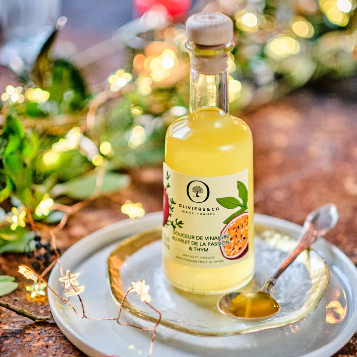 Gurmánský ocet z maracuji infuzovaný tymiánem, elegantně zabalený, ideální pro dochucování salátů a marinád | Oliviersandco