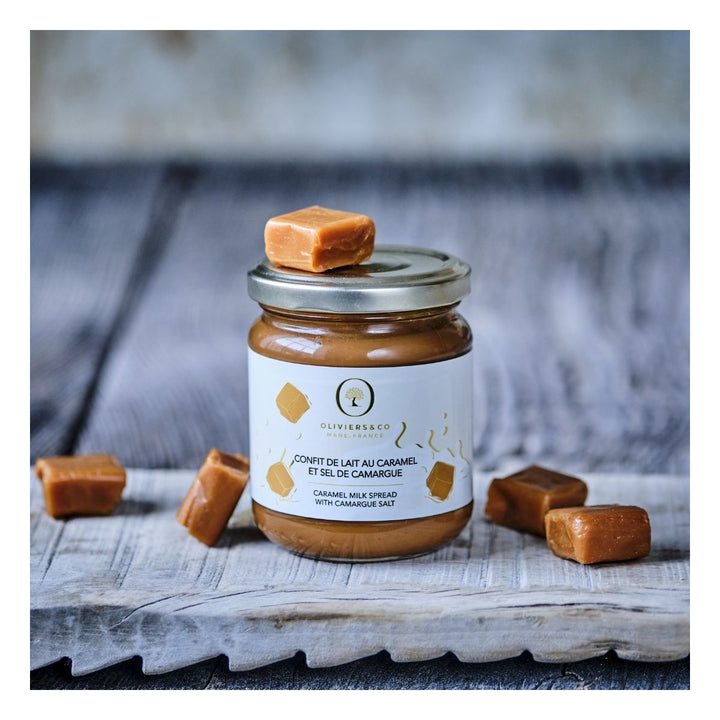 Francouzská karamelová pomazánka podávaná s palačinkami a ovocem