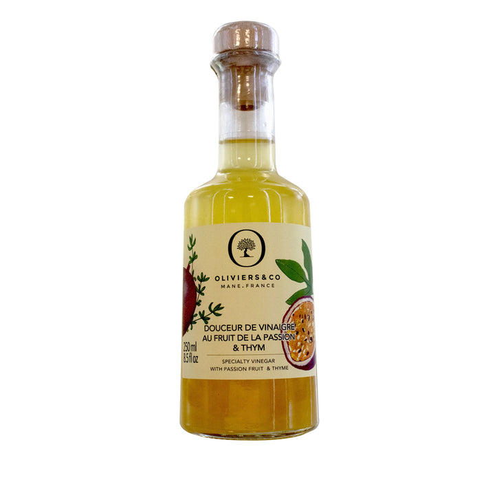 Gurmánský ocet z maracuji infuzovaný tymiánem, elegantně zabalený, ideální pro dochucování salátů a marinád | Oliviersandco