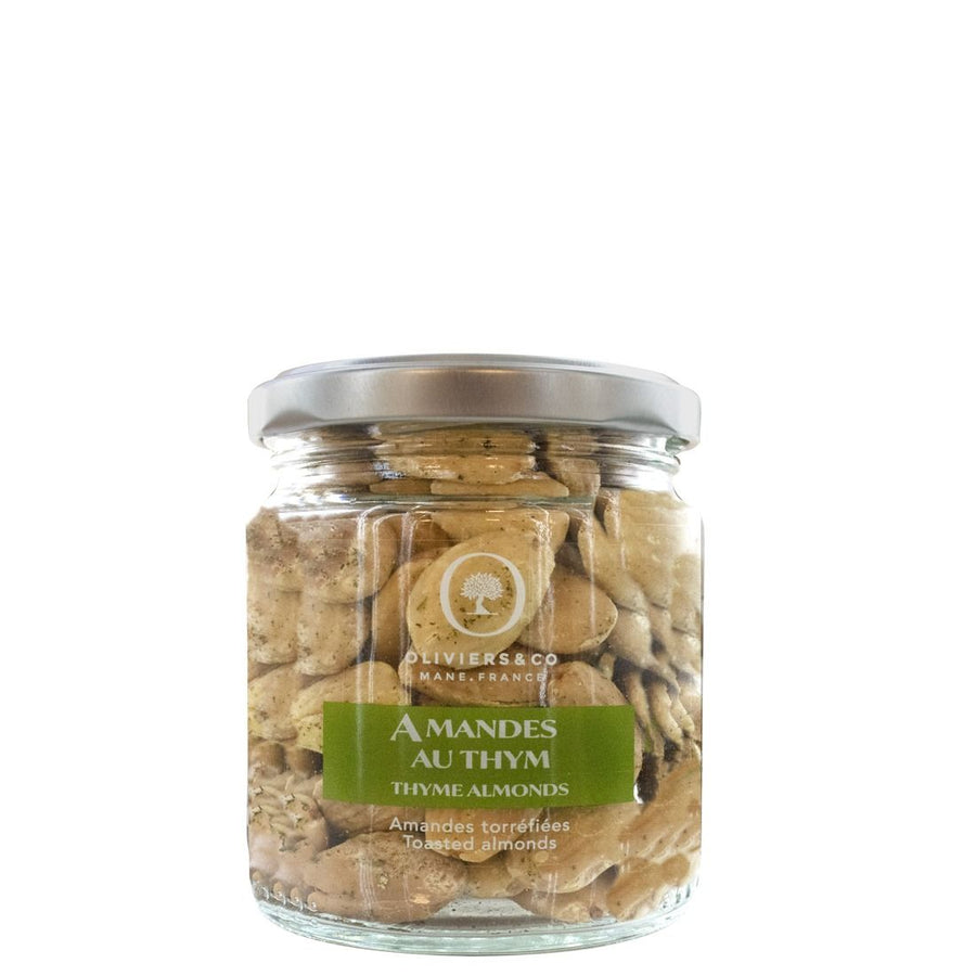 sklenice mandlí s tymiánem jako aperitiv, 125 g, na bílém pozadí