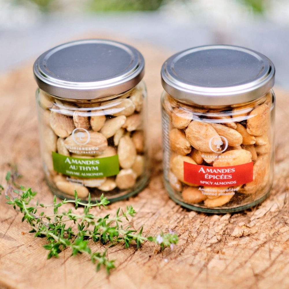 2 sklenice mandlí (125 g) s tymiánem a kořením značky Oliviers&Co, s lístkem tymiánu